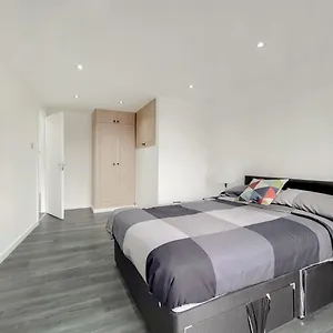 Lovely 4 Bed Perfect For Families! London